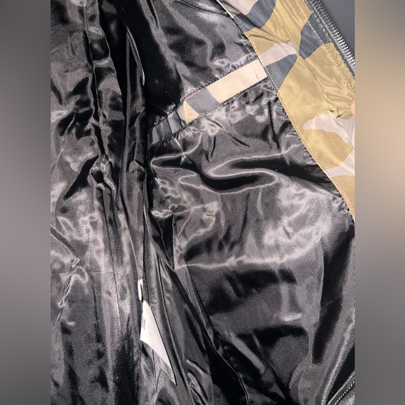 🪖NWT Men’s Calvin camo quilted jacket in medium - Picture 7 of 8